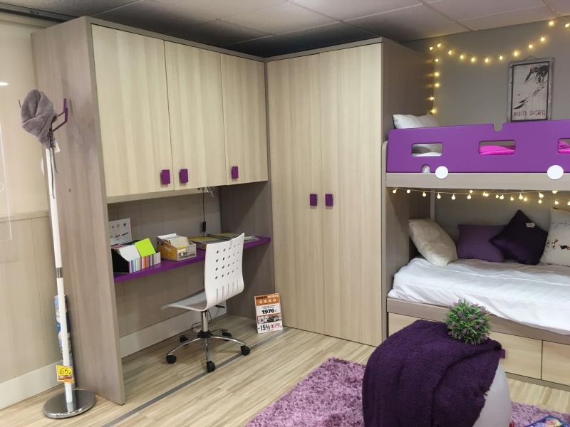 Dormitorio Juvenil en Madera Clara y Morado