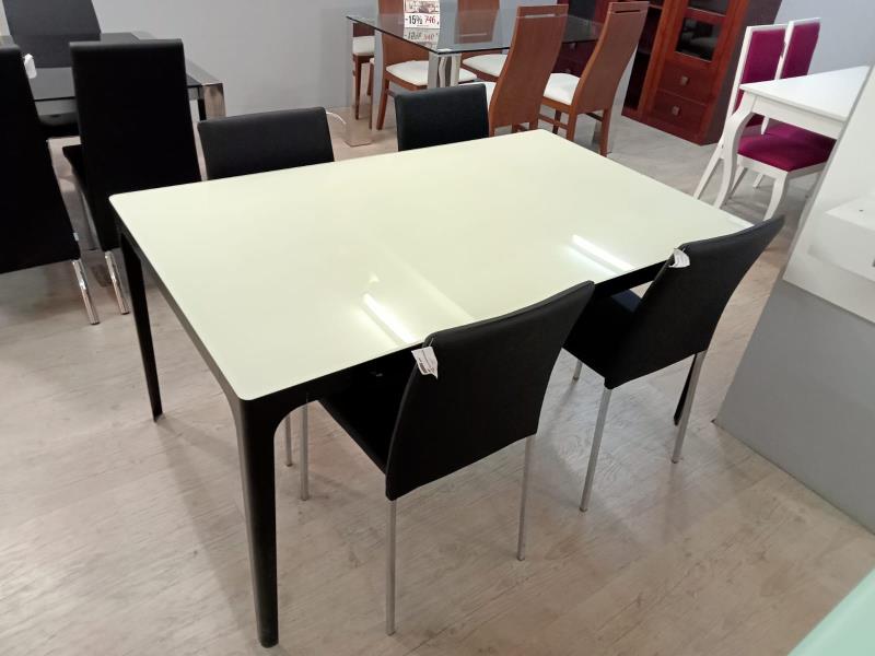 Mesa de Cocina Blanca y Cuatro Sillas Negras
