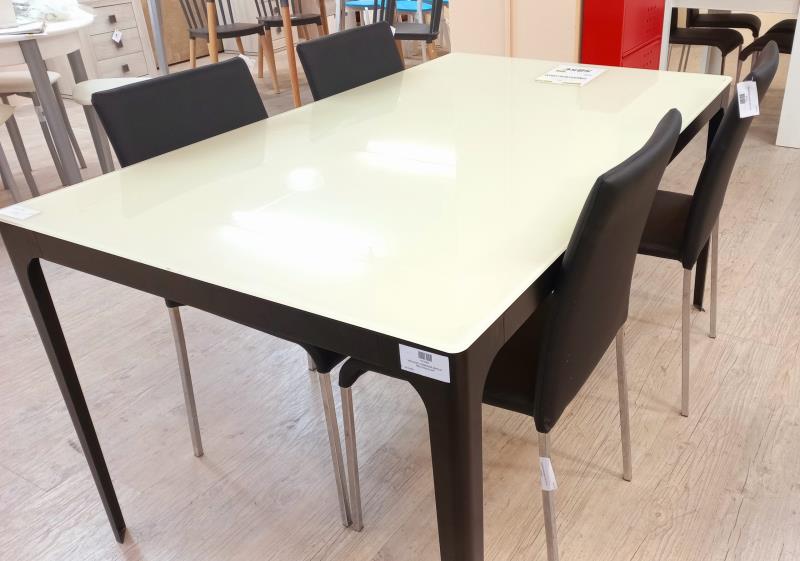 Mesa de Cocina Blanca y Cuatro Sillas Negras