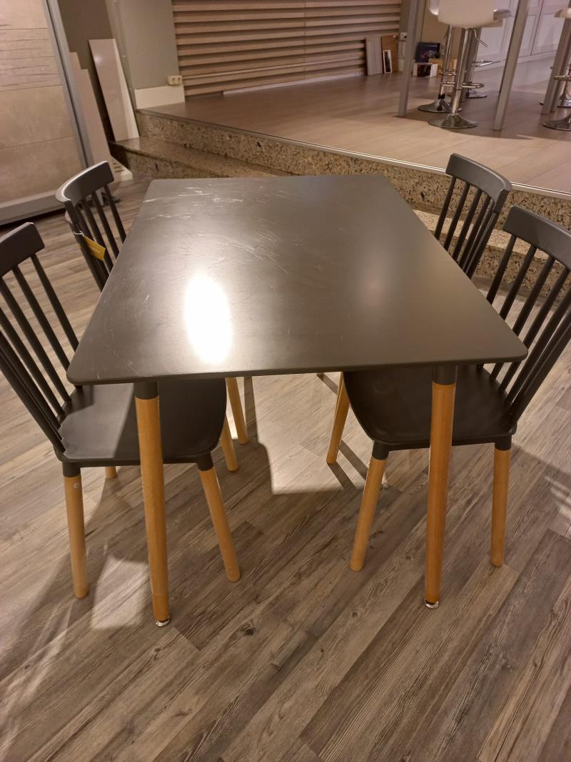 Mesa de Cocina y Cuatro Sillas en Color Wengué